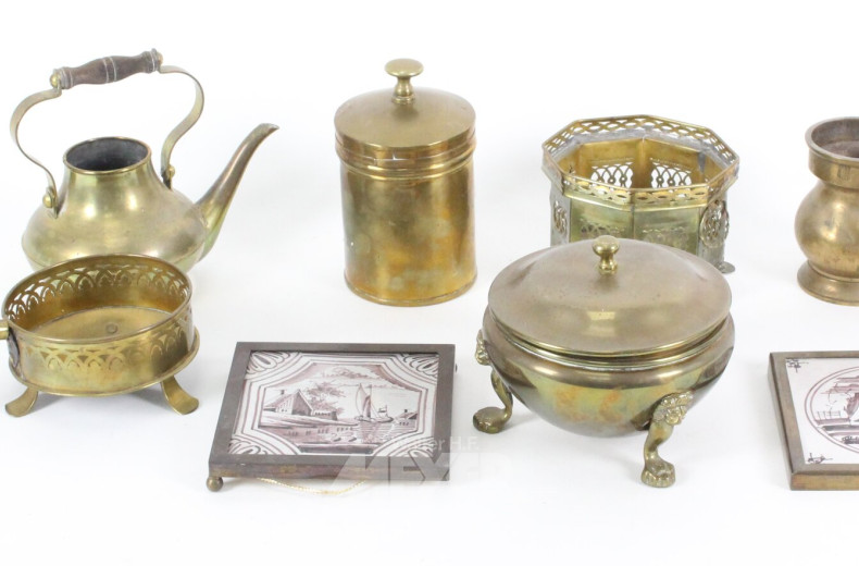Posten Messingdekorationen: Kerzenleuchter, Pfannen, Teekanne, Stövchen, Untersetzer, etc.