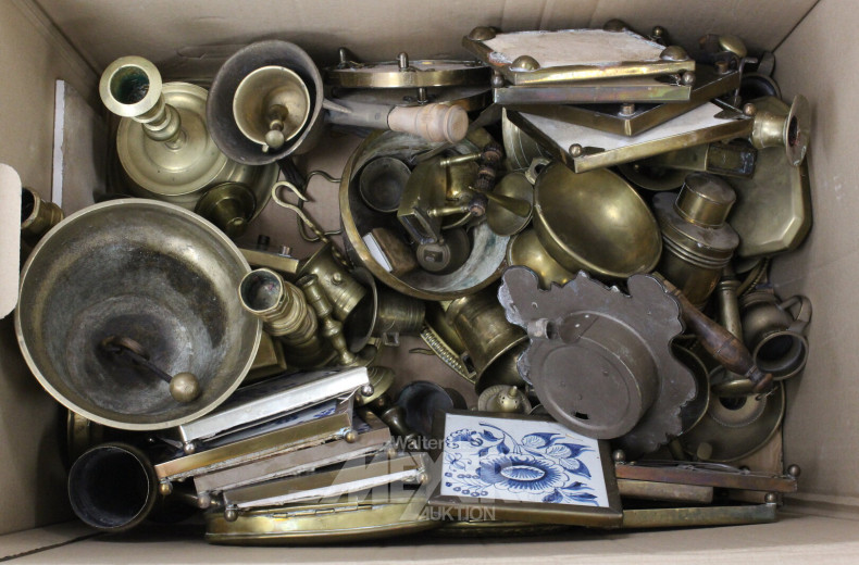 Posten Messingdekorationen: Kerzenleuchter, Pfannen, Teekanne, Stövchen, Untersetzer, etc.