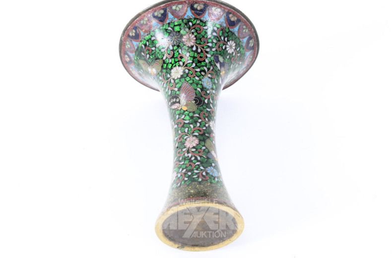kl. Cloisonné-Tischvase auf Holzsockel