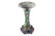 kl. Cloisonné-Tischvase auf Holzsockel