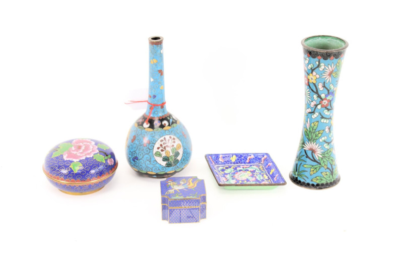 5 kl. Cloisonné-Tischdekorationen: Deckeldose, Schälchen, Vasen
