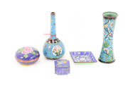 5 kl. Cloisonné-Tischdekorationen: Deckeldose, Schälchen, Vasen
