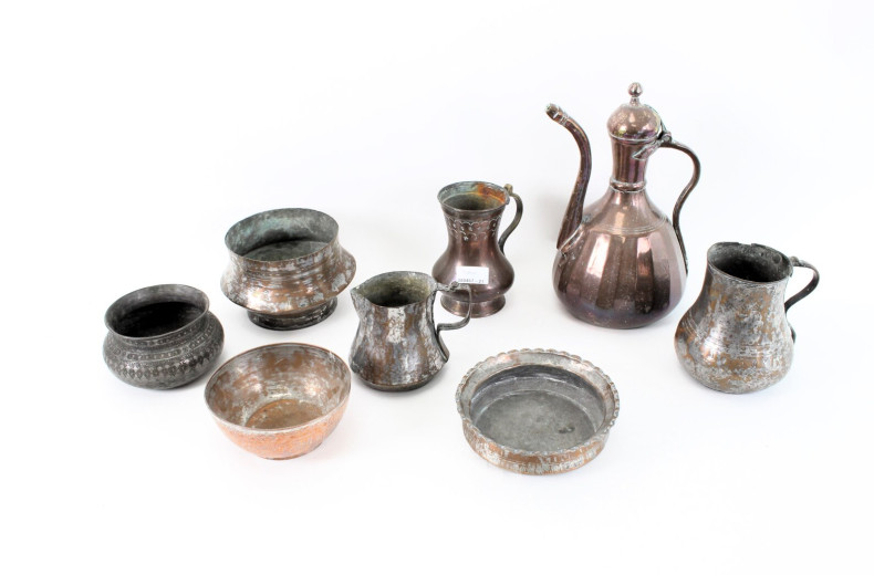 Posten oriental. Kupfergefäße und Kannen