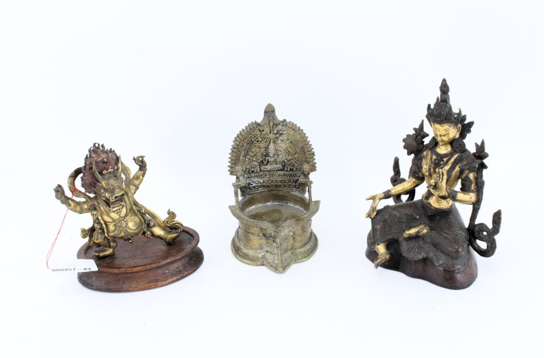 3 tail. Dekorationen: u.a. Buddha