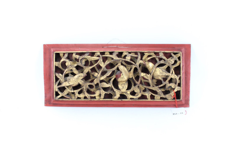 kl.  durchbrochene Wandschnitzerei mit Vergoldung