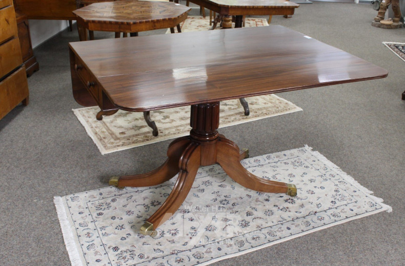 engl. Klapptisch auf Säulenfuß