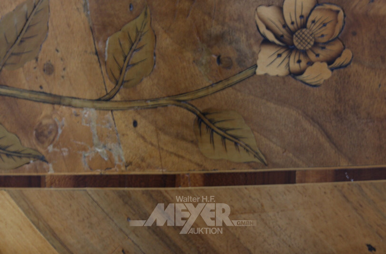 Barockkommode mit Blumen- und Musikinstrumenten-Intarsien