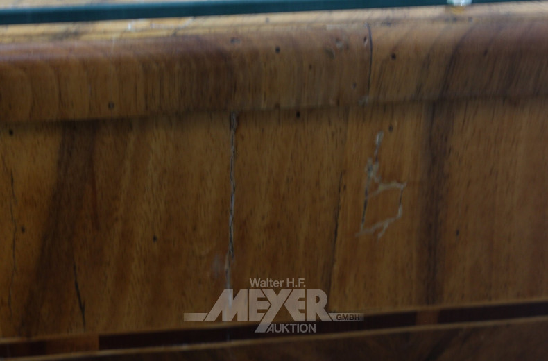 Barockkommode mit Blumen- und Musikinstrumenten-Intarsien