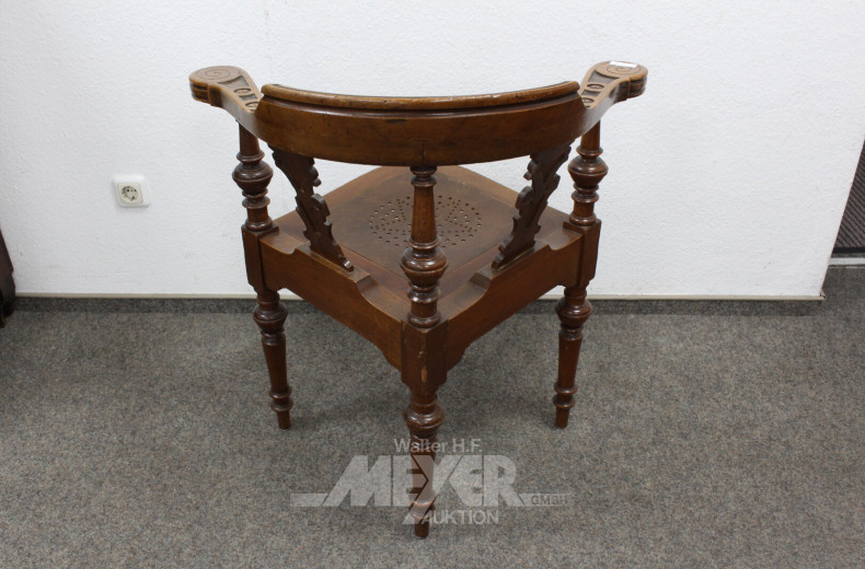 Kapitänsstuhl Gründerzeit, reichhaltig mit Schnitzereien und Dreckselarbeiten verziert