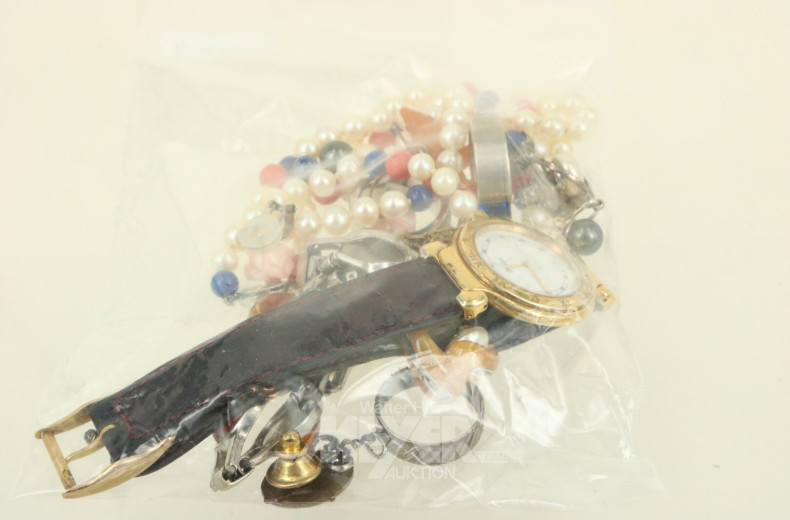 Konvolut Silberschmuck mit Armbanduhr, Ringe, Ohrstecker, Anhänger, Kette, Armband und Anstecknadel in überwiegend 925er Silber