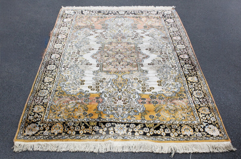 Kleiner Orientteppich, florales Motiv