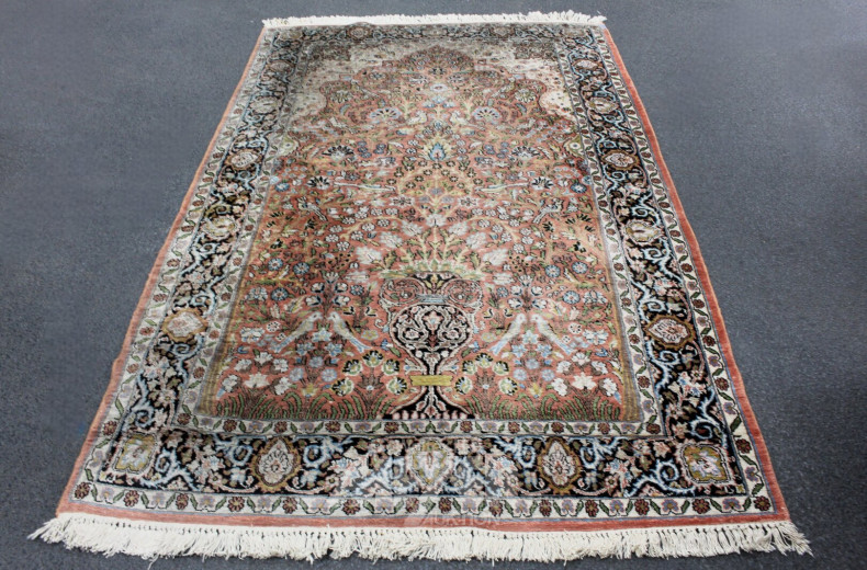 Kleiner Orientteppich, florales Motiv