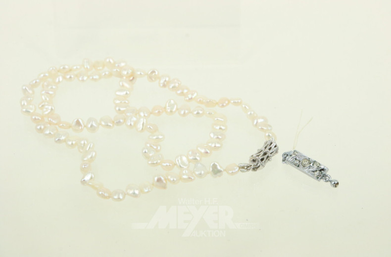 Biwa-Perlenkette mit Schieße in 585 WG, sowie 1 weitere Schließe in 585 WG