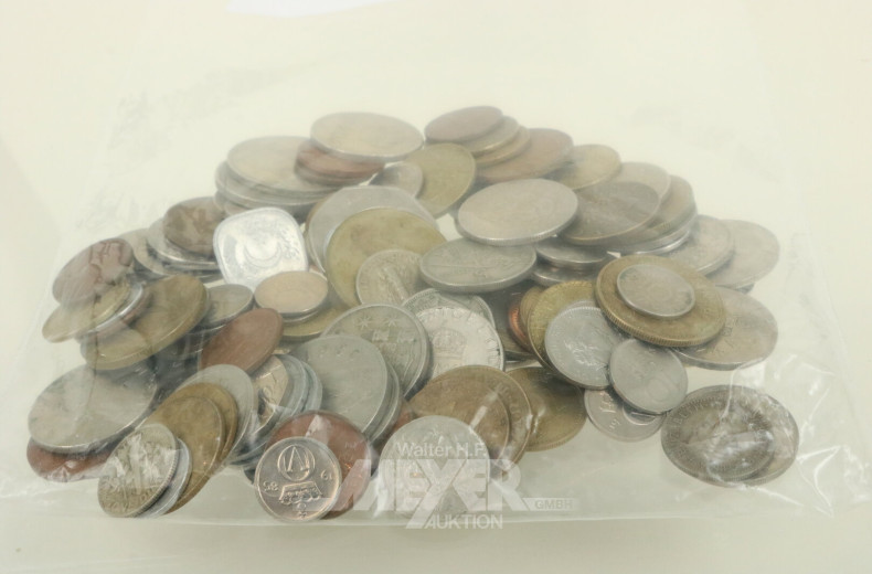 Konvolut Kleinmünzen aus aller Welt und wenige Banknoten
