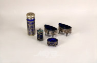 5 Gewürzgefäße, England und Schweden, mit blauem Glaseinsatz, Ende 18. Jh. und 1960er Jahre