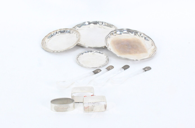 Kl. Konvolut Desserteller, Serviettenringe und Löffel mit Silberbeschlag