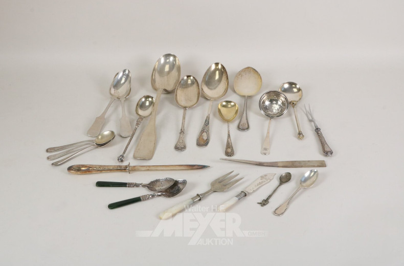 22 Besteckteile, überwiegend Löffel und Servierbesteck