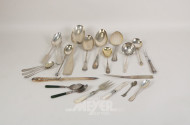 22 Besteckteile, überwiegend Löffel und Servierbesteck