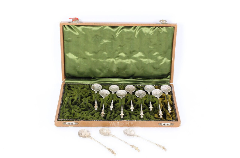 Satz dekorative Dessertlöffel