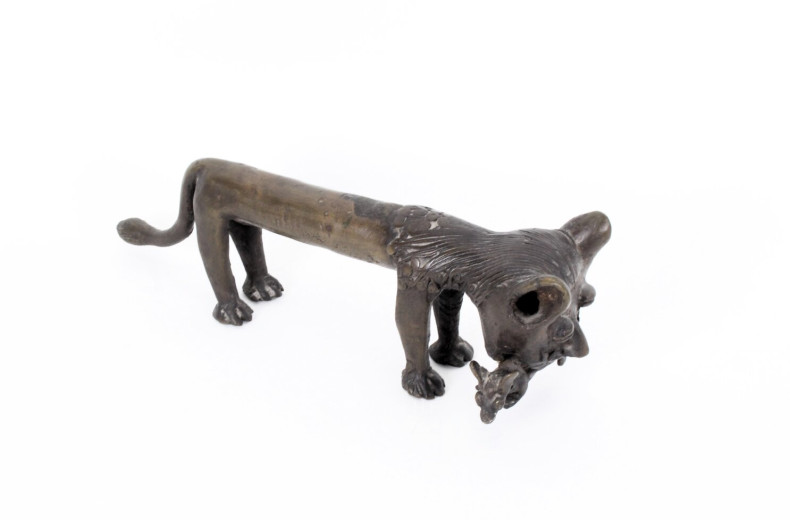 Bronzefigur 'Löwe mit Beute'