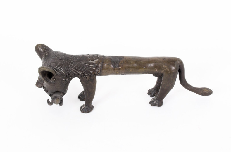 Bronzefigur 'Löwe mit Beute'