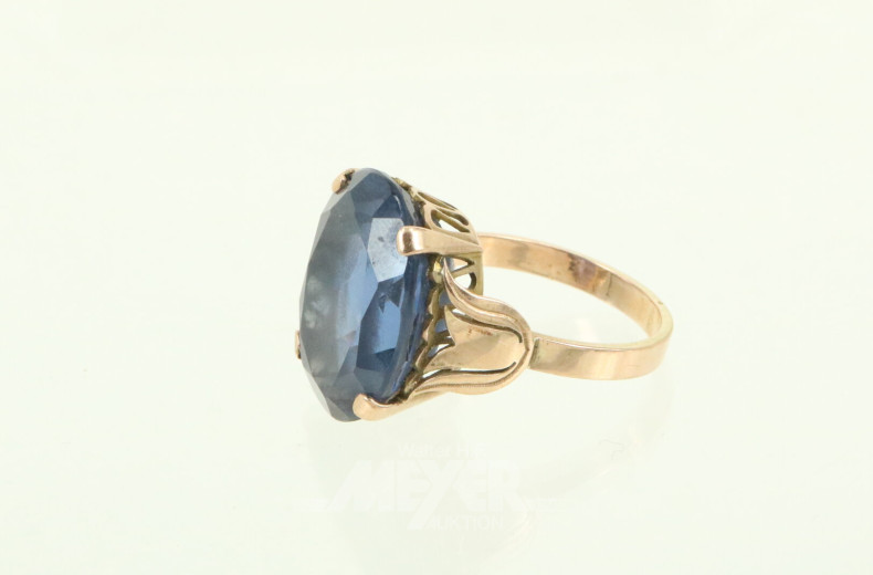 Ring mit bläulich-violettem Farbstein