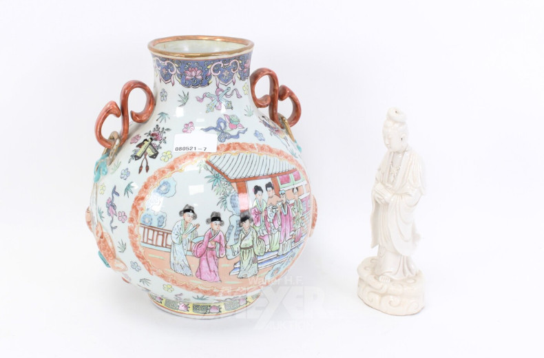 chinesische Porzellanfigur und Kugelvase mit Henkeln, neuzeitlich