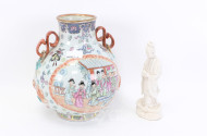 chinesische Porzellanfigur und Kugelvase mit Henkeln, neuzeitlich
