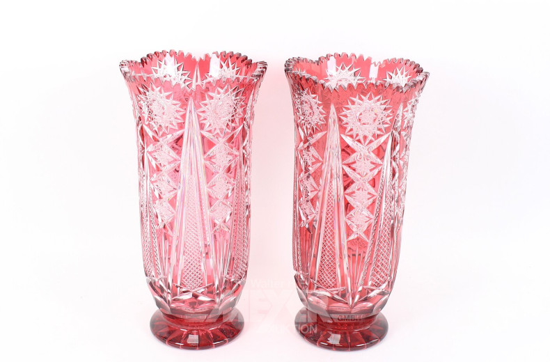 Paar geschliffene Kristallvasen in Rot