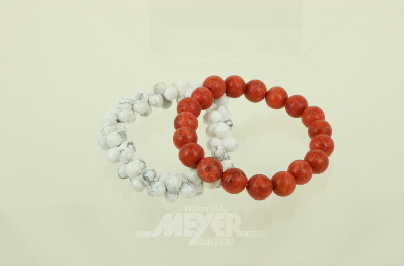 2 Armbänder aus Schaumkoralle und Magnesit, sowie 3-reihige Bernsteinkette