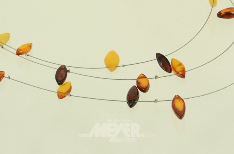 2 Armbänder aus Schaumkoralle und Magnesit, sowie 3-reihige Bernsteinkette