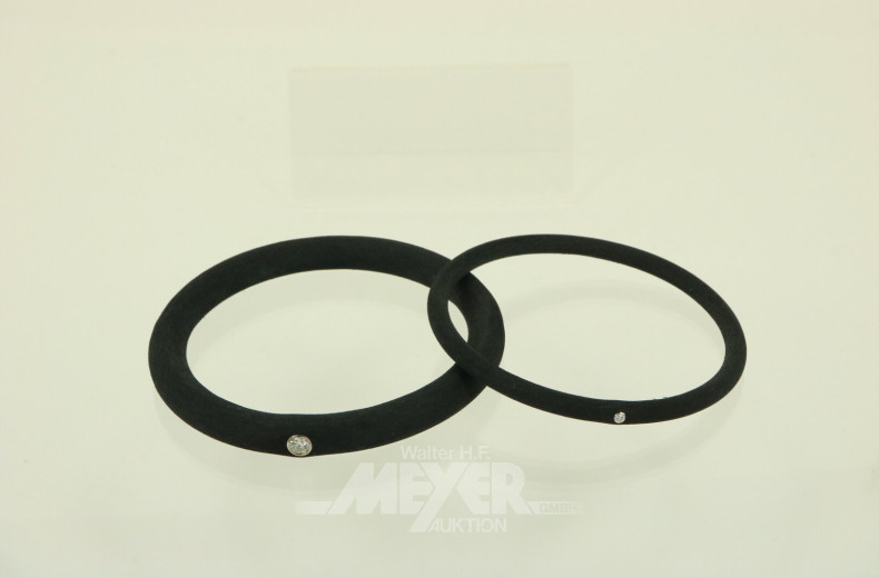 Paar Armbänder aus schwarzem Kautschuk