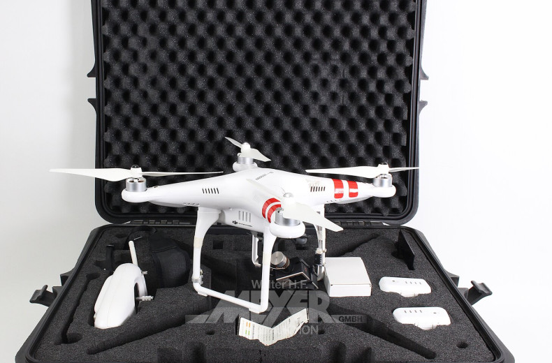 Drohne mit Action-Camera im Koffer