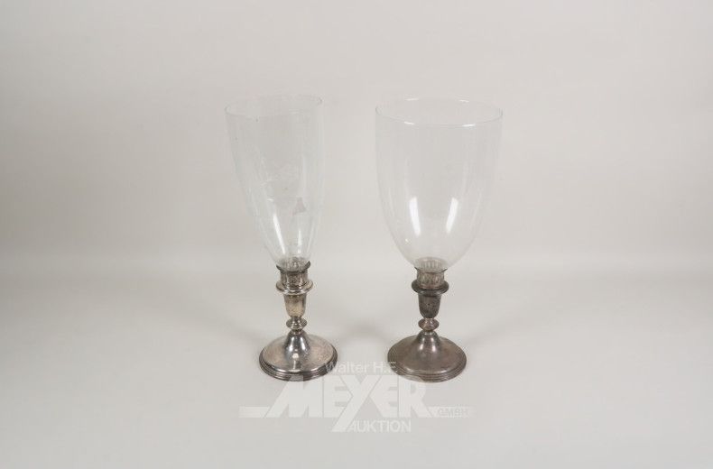 Paar Windlichter mit versilbertem Fuß