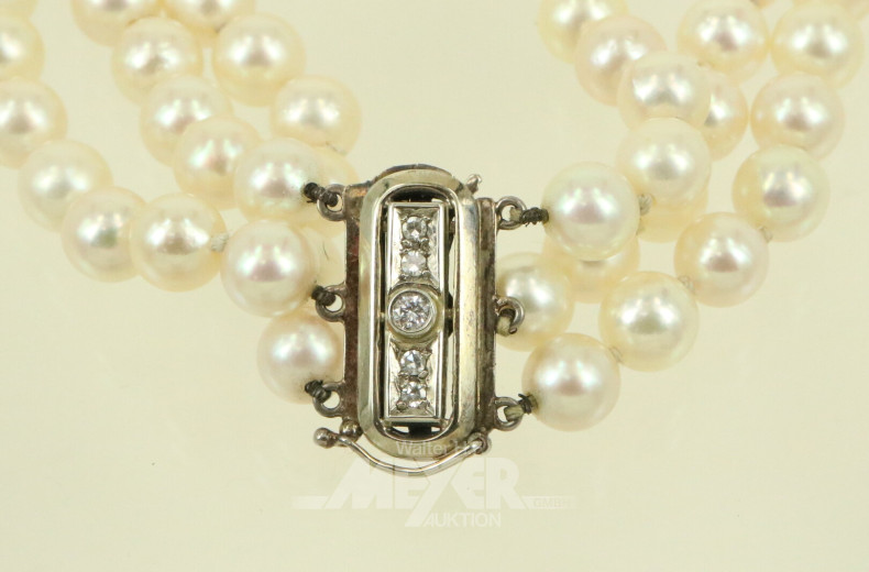 3-reihiges Akoya-Perlenarmband mit Schließe in 750 WG, besetzt 5 kl. Brillanten