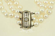3-reihiges Akoya-Perlenarmband mit Schließe in 750 WG, besetzt 5 kl. Brillanten