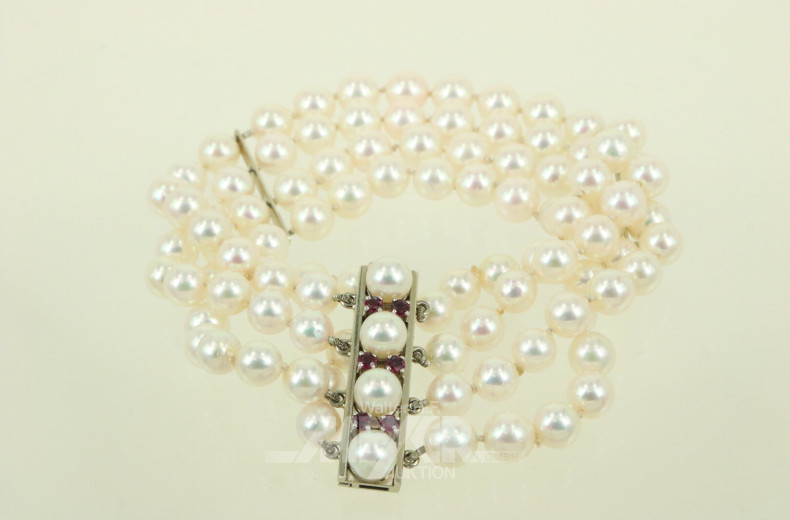 4-reihiges Perlenarmband mit Schließe in 750 WG, besetzt mit 6 kl. Rubinen und 4 Perlen
