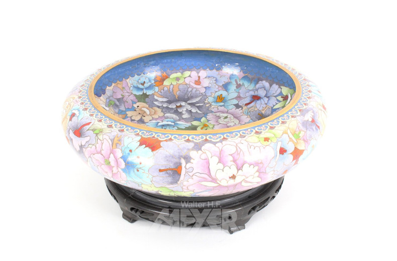 Große Cloisonné-Schale mit Holzsockel, China