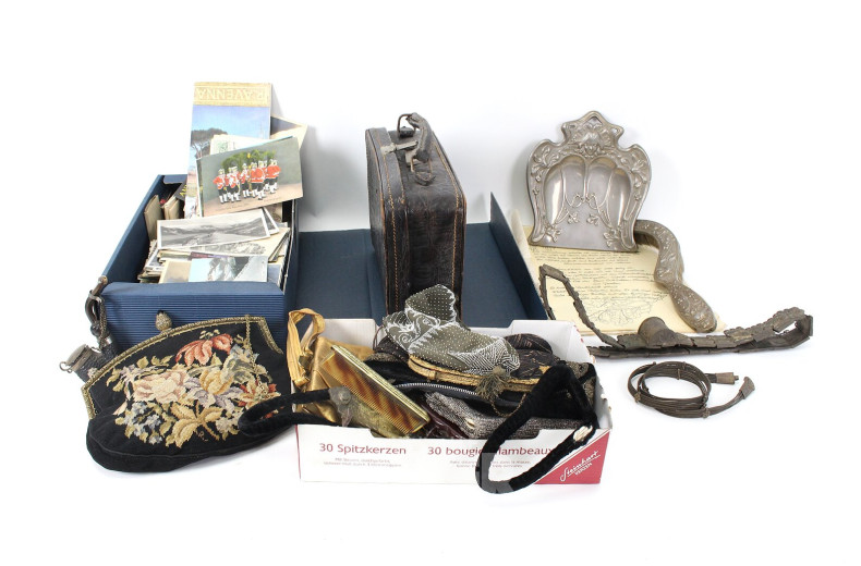 Posten antike Beuteltaschen und Postkarten