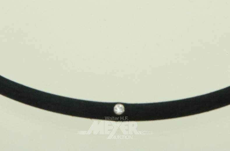Collier aus schwarzem Kautschuk mit Brillant und Schließe in 750 WG