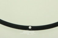 Collier aus schwarzem Kautschuk mit Brillant und Schließe in 750 WG