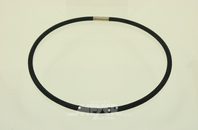 Collier aus schwarzem Kautschuk mit 3 kl. Brillanten und Schließe in 750 WG