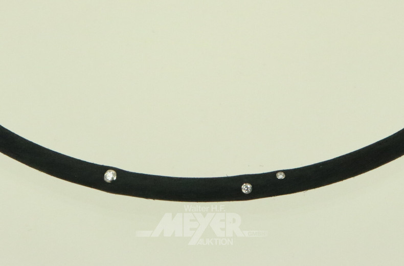 Collier aus schwarzem Kautschuk mit 3 kl. Brillanten und Schließe in 750 WG
