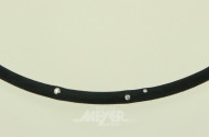 Collier aus schwarzem Kautschuk mit 3 kl. Brillanten und Schließe in 750 WG