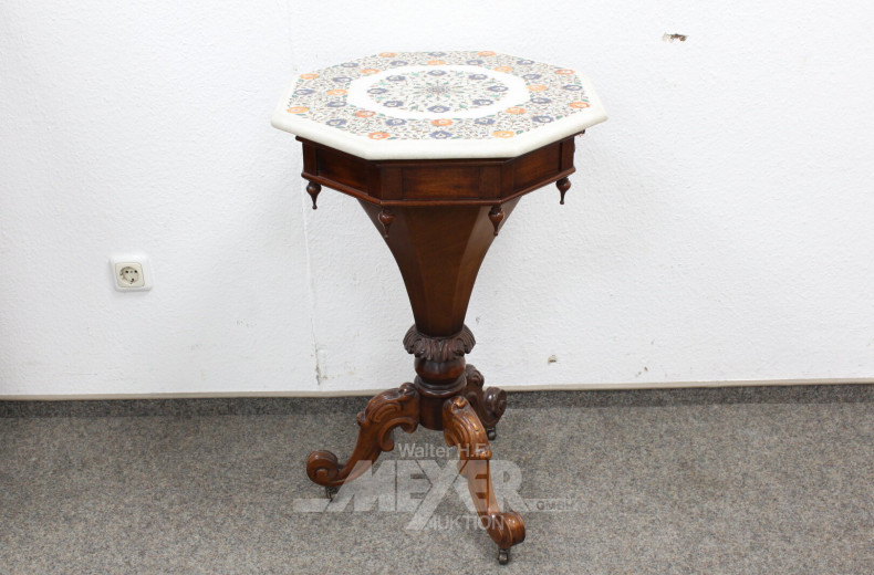 Kleines achteckiges Nähtischen mit dekorativem Steinaufsatz und Säulenfuß