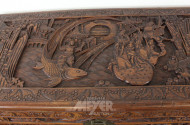 Kampfer-Flachdeckeltruhe, Kerbholzschnitzereien