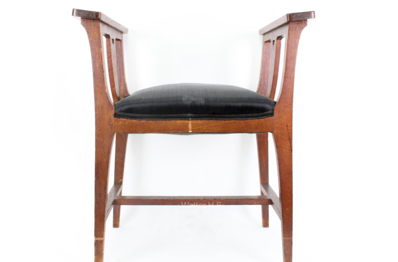 "Arts and Crafts"-Klavierhocker mit Intarsien