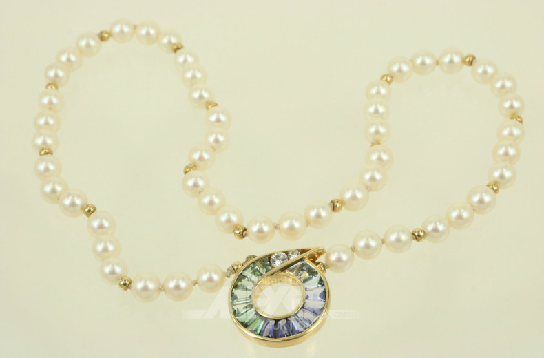 Akoya-Perlenkette mit Verschluss in 750 GG, besetzt mit Turmalin und 2 kl. Brillanten