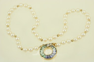 Akoya-Perlenkette mit Verschluss in 750 GG, besetzt mit Turmalin und 2 kl. Brillanten