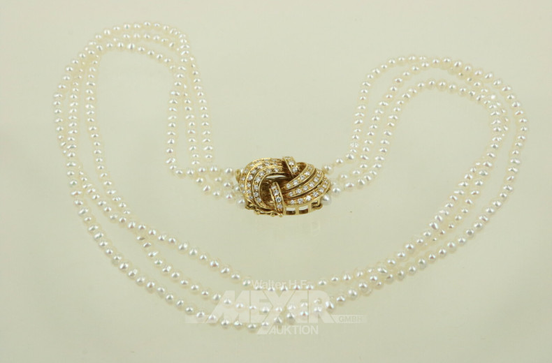 3-reihige Perlenkette mit Verschluss in 750 GG, besetzt mit kl. Brillanten